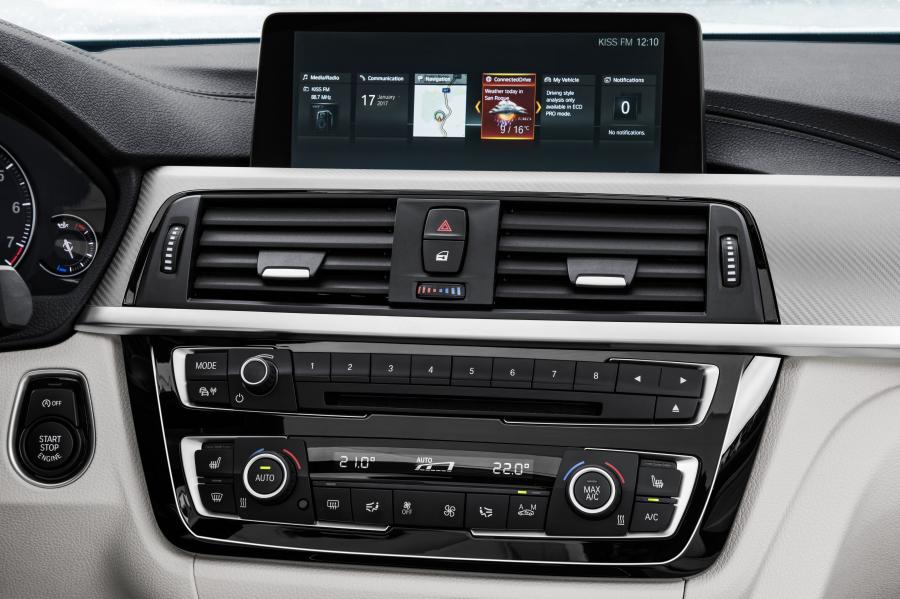 Детали интерьера BMW 430i Convertible Luxury Line 2017 года  (WW) (фото 32 из 60)